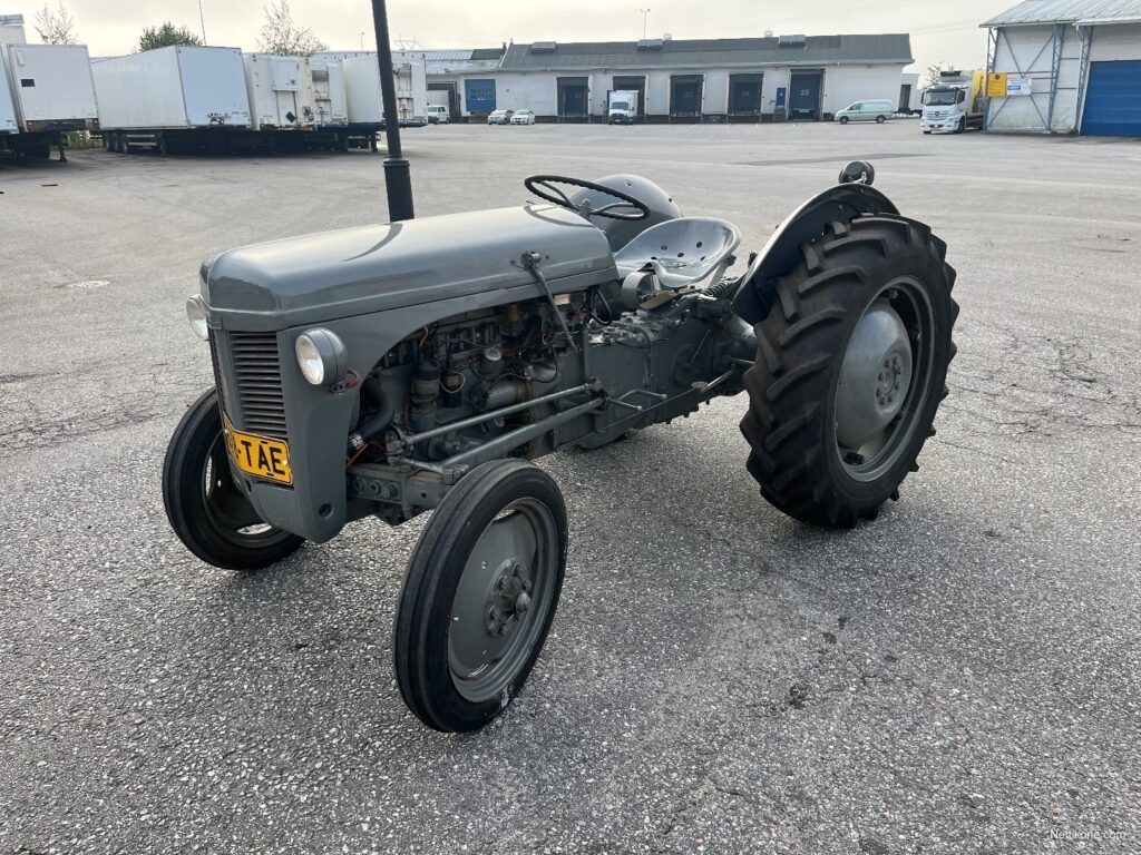 Massey Ferguson 1955 hienossa kunnossa Kunnostettu ja laitettu
