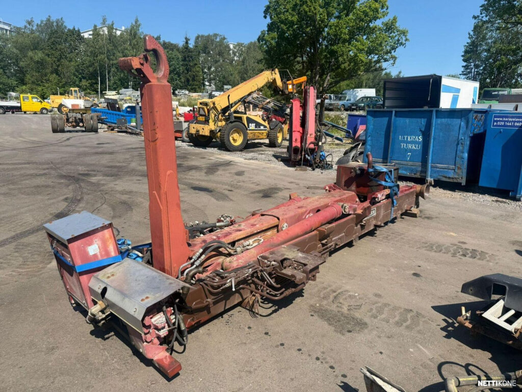 Meiller 14 t koukkulaite 4.7 m laitepituus ollut 2 akselisen autonpäällä